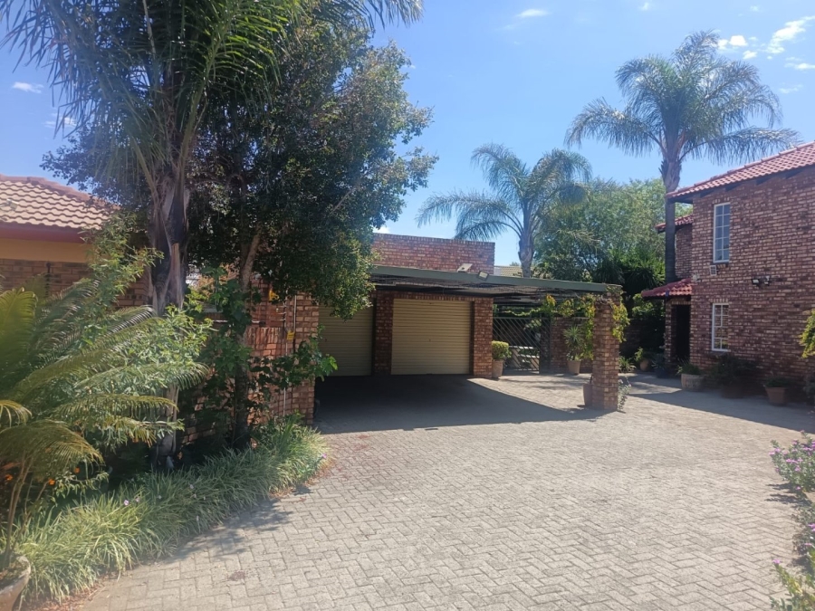 4 Bedroom Property for Sale in Roylglen Gardens Northern Cape